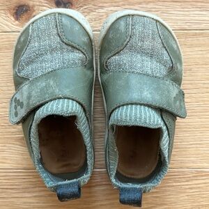 Vivo kids sneakers size 22T